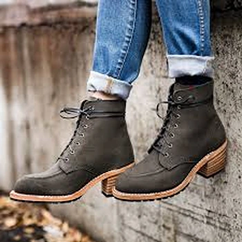 Elegant Black Boot For Ladies
