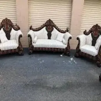 Trendy Style Traditional Sofa 